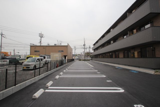 メナージュ今の駐車場