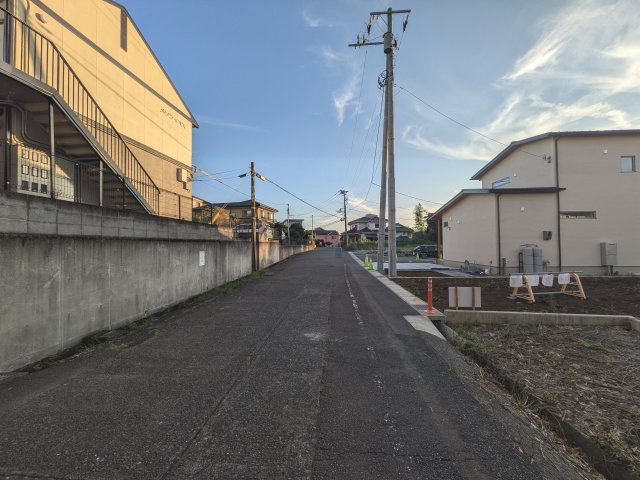 沼津市西椎路　全２棟　１号棟の前面道路含む現地写真