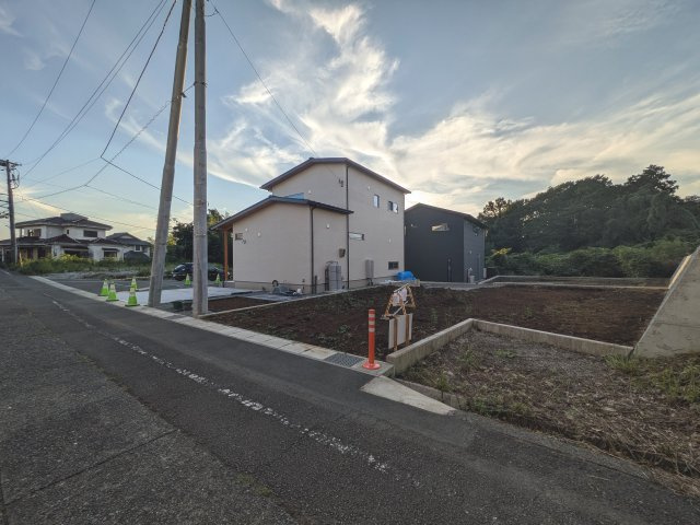 沼津市西椎路　全２棟　１号棟の前面道路含む現地写真