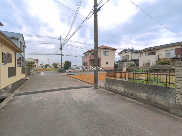 つくば市自由ヶ丘　新築戸建の前面道路含む現地写真