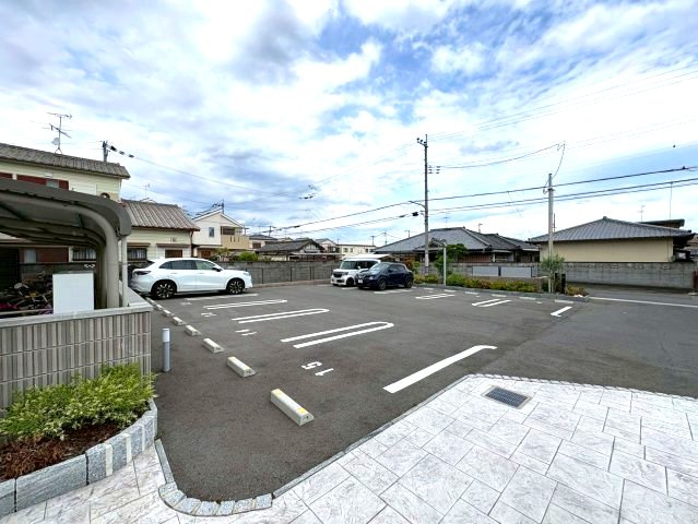 スペチアーレ　ウーノの駐車場