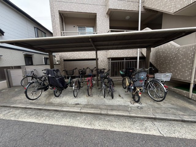 ワコーレアベニュー灘303号室の駐車場|屋根付きの駐輪場で濡れる心配なしです♪