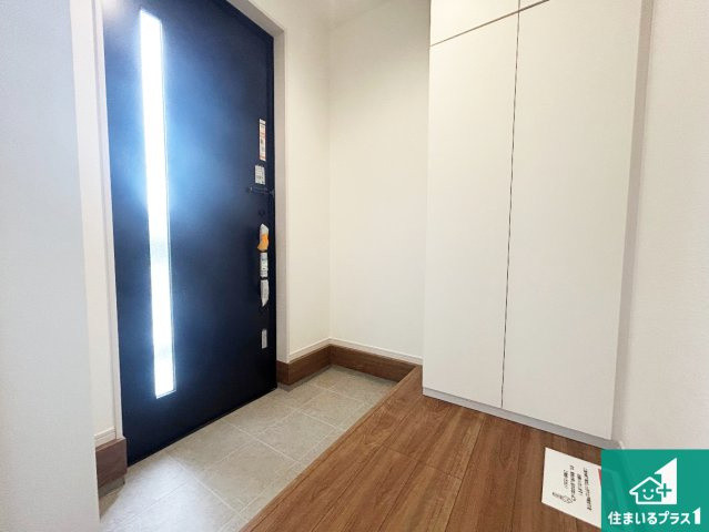 堺市南区新檜尾台　第2期　新築一戸建ての玄関|ご家族皆様の靴もたっぷり収まる大容量の玄関収納を設けました。見た目もスッキリ綺麗な玄関に！