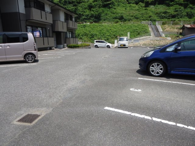 ルピナス B棟の駐車場|☆1台目無料の駐車場♪