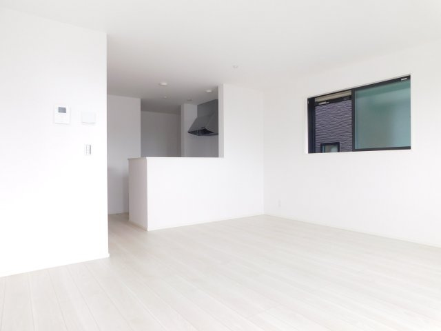 名古屋市中村区大正町１丁目の新築一戸建の居間・リビング|◇リビング◇　　三面採光リビング１７．６帖　リビングが見渡せる対面キッチン♪