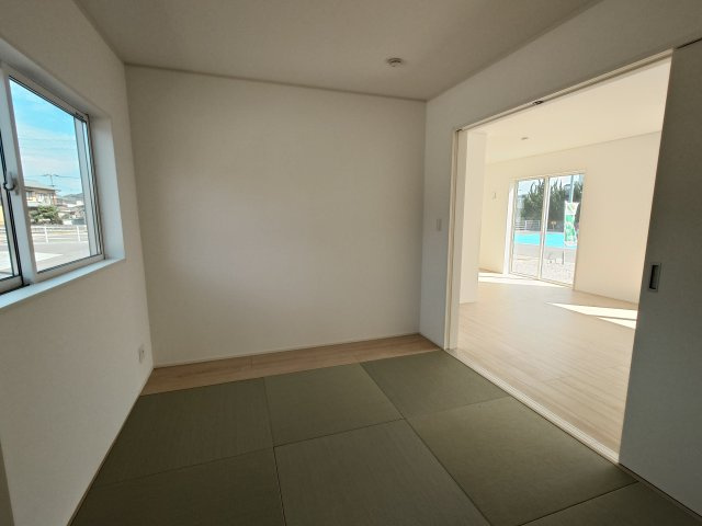 クレイドルガーデン丸亀市土器町西第５◇耐震等級３取得の地震に強いオール電化住宅です！の和室|２号棟
そのまま寝転がったり、客間として来客を案内したりできる便利な和室です。 用途を自由自在に変えられる和室は、生活に寄り添った部屋として重宝します。
