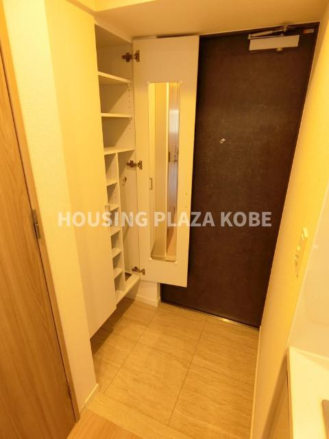 レジュールアッシュ神戸グランフィールの玄関