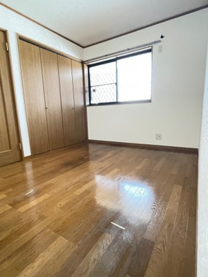 【子供部屋】 | グローバルヴィラ五番館 | こちらは、玄関横洋室。　あら、窓かわいい！
