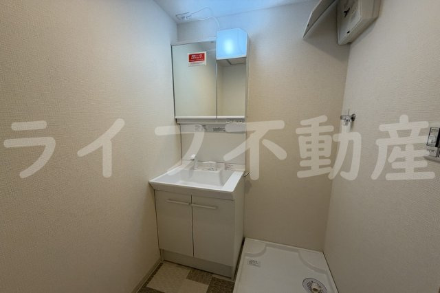 F+style東大阪吉松の独立洗面台|独立洗面台、小物を置くことができて便利です