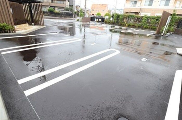 リッシュセゾン　Oの駐車場