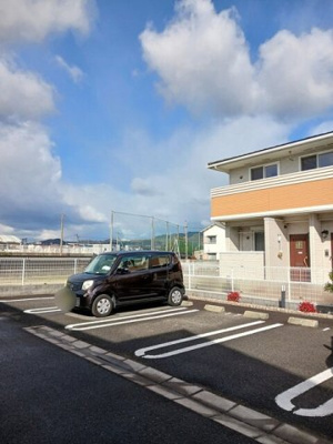 【駐車場】 | クレードルⅡ | 駐車場があるので、車を買う予定の方も安心です