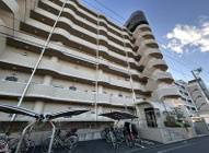クレール・ボア　中古マンションの外観|落ち着いた住環境に馴染むスタイリッシュな外観デザインです。前面道路は歩行者の通行もしやすく、エントランス周辺まで整然と維持管理されているため、日々安心して快適にお過ごしいただけます。