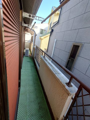 【バルコニー】 | 西日暮里4丁目戸建 | 二階8帖から見たバルコニーです