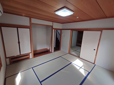 【和室】 | 西日暮里4丁目戸建 | 8帖の和室から廊下と隣の和室方向です