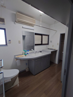 【設備】 | 西日暮里4丁目戸建 | ウォークインクローゼットと洗面台、トイレと収納があります