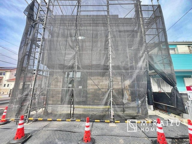 【前面道路含む現地写真】 | 青く澄み渡った綺麗な空と、陽の光をたっぷりと受ける、そんな新築住宅で新生活をスタートしてみませんか？見学・ご相談等、ミライズホーム(株)までお気軽にご連絡下さい♪