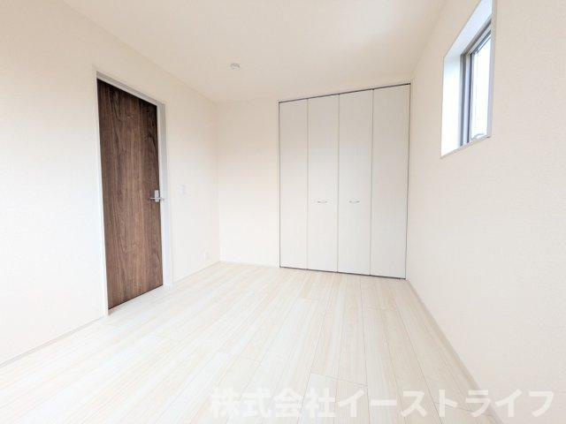 【新築戸建】　いわき市平中神谷第9　全2棟　長期優良住宅の洋室|同社施工写真　家具などのインテリアともマッチしておしゃれ感が出しやすく、身の回りの整理がしやすいのも魅力な洋室です。
