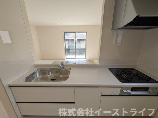 【新築戸建】　いわき市平中神谷第9　全2棟　長期優良住宅のキッチン|同社施工写真　使い勝手の良いシステムキッチンで、対面式なのでご家族との団欒にもぴったりですね(^^)/また、収納力もあるのでスッキリが実現します◎