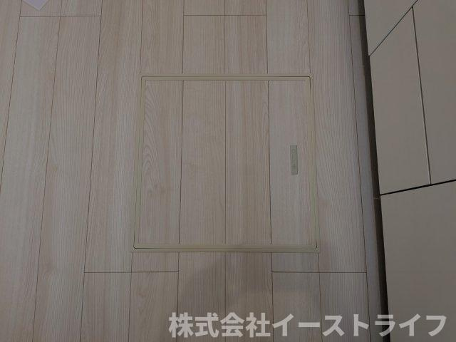 【新築戸建】　いわき市平中神谷第9　全2棟　長期優良住宅の収納|同社施工写真　キッチンには床下収納があります。食材、飲料のストックや調理器具など、生活感の出るものを隠して収納可能です。また、温度変化が比較的少ないため、常温保存の野菜や果実酒などの保管に最適です。