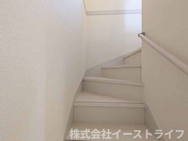 【新築戸建】　いわき市平中神谷第9　全2棟　長期優良住宅の内装|同社施工写真　階段には手すりが付いているので上り下りも安心です。リビング階段なので家族の帰宅・外出を把握しやすく、家族間のコミュニケーションが増えるのが嬉しいです♪