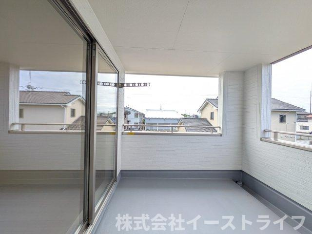 【新築戸建】　いわき市平中神谷第9　全2棟　長期優良住宅のバルコニー|同社施工写真　インナーバルコニーは広々としていてお洗濯が楽ちんです。また日当たりを好む植物を育てるにはぴったりの空間なので、ガーデニングの場としても楽しむことができます