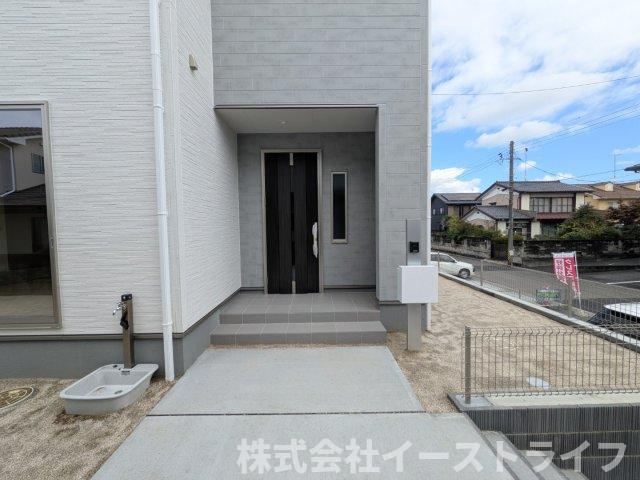【新築戸建】　いわき市平中神谷第9　全2棟　長期優良住宅の玄関|同社施工写真　玄関ポーチも整備されていてお客様を迎えるのにも◎