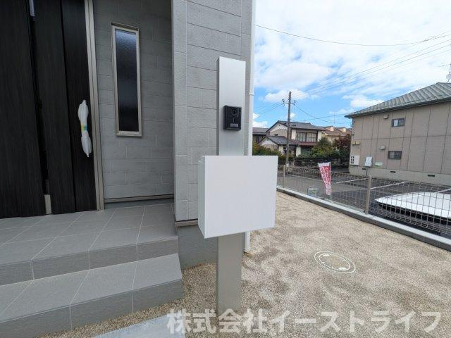 【新築戸建】　いわき市平中神谷第9　全2棟　長期優良住宅のセキュリティ|同社施工写真　TVモニター付インターフォンの最大のメリットは、室内モニターから訪問者が誰なのか見ることができる点です。来訪者と直接顔を合わせることなくモニター越しに対応ができるのでとても便利です。