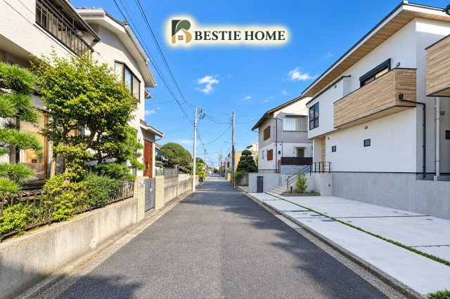 ■BESTie100■岸根公園駅徒歩10分　LDK23帖♪の前面道路含む現地写真|前面道路含む現地写真です。