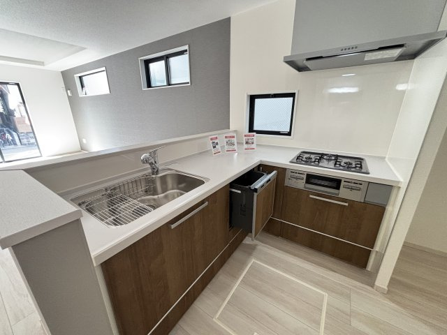 LIGARE千種区下方町4期｜名古屋市の戸建ならホームアップのキッチン|リビングで遊ぶお子様の様子を見守りながら、安心してお料理。家族との会話も弾む、幸せなキッチン時間です。