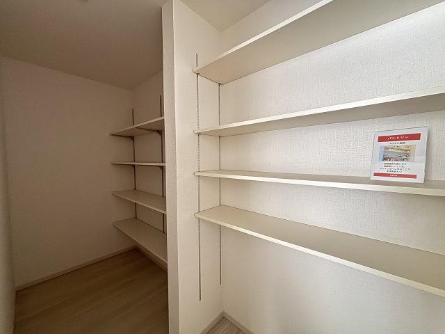 LIGARE千種区下方町4期｜名古屋市の戸建ならホームアップの収納|食料品や消耗品のストックに便利なパントリー