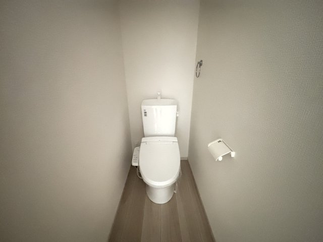 LIGARE千種区下方町4期｜名古屋市の戸建ならホームアップのトイレ|2か所にトイレを完備。混み合う朝や来客時も安心の設計！