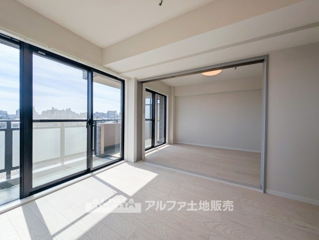 ライオンズガーデン東村山の居間・リビング|【Natural Light】◆陽光を感じる暮らし◆南向きの採光を活かした明るい室内。食事やくつろぎの時間を過ごしながら、家族との何気ない日常を大切にできる空間です。
