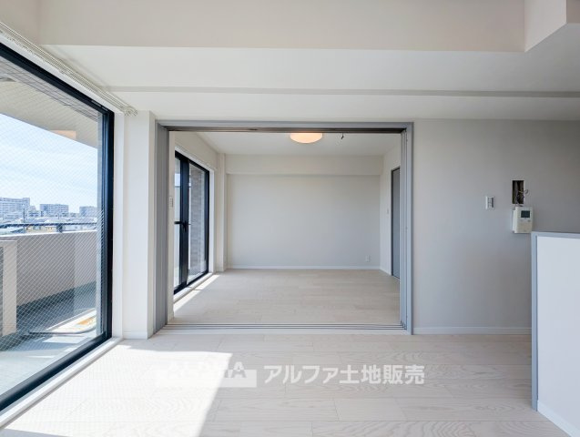 ライオンズガーデン東村山の居間・リビング|【Comfortable Days】◆暮らしに寄り添う空間◆新規内装リフォームによって生まれ変わる室内。家具の配置やインテリアを考えながら、自分らしい住まいづくりを楽しめます。