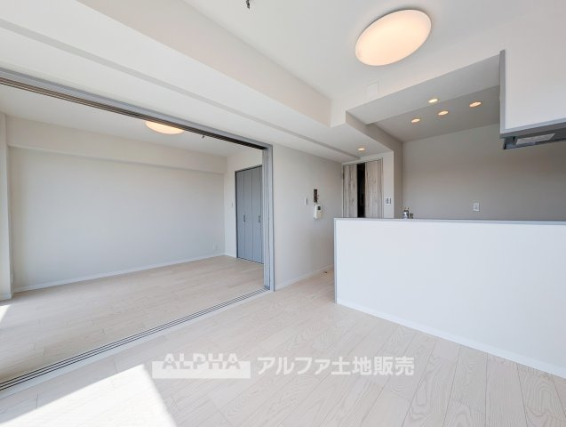 ライオンズガーデン東村山の居間・リビング|【Bright Living】◆明るさに包まれる空間◆南向きの窓から自然光が差し込む室内。家族が集まる場所として、毎日の食事や会話を楽しめる心地よい住空間です。