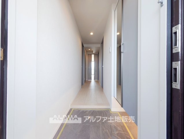 ライオンズガーデン東村山の玄関|【Welcome Home】◆住まいの第一印象◆毎日の外出や帰宅を迎える玄関スペース。下足入を備え、散らかりがちな靴を整理しながら、すっきりとした玄関まわりを保てます。