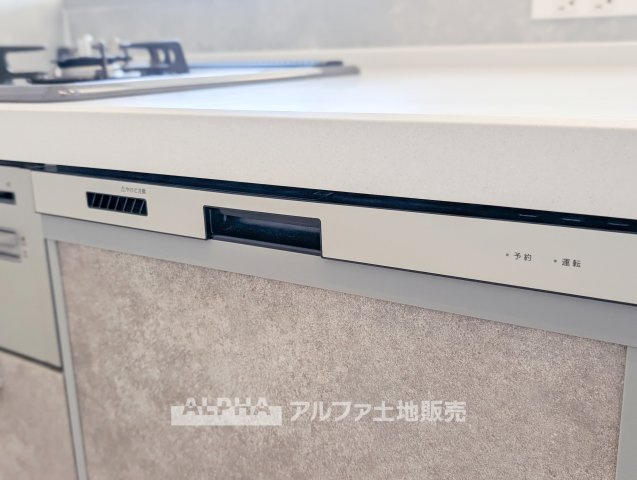 ライオンズガーデン東村山のキッチン|【Easy Kitchen】◆後片付けの負担を軽減◆食器洗いを手助けする食洗機。食後の片付けにかかる手間を減らし、家族との時間や自分の時間を確保しやすくなります。
