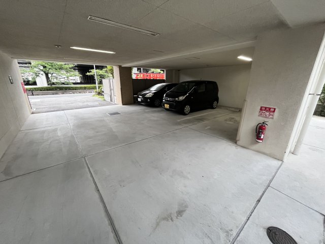 グランアーブル西宮の駐車場