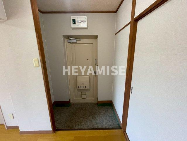 西山ハイツA棟の玄関|反転間取りの別号室のお部屋です