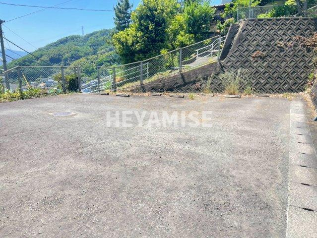 西山ハイツA棟の駐車場