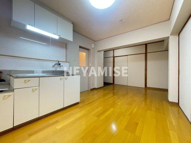 西山ハイツA棟の居間・リビング|反転間取りの別号室のお部屋です