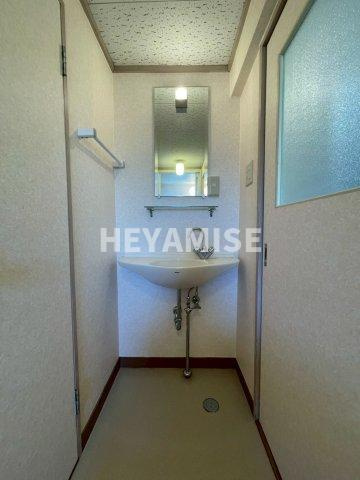 西山ハイツA棟の洗面所|反転間取りの別号室のお部屋です
