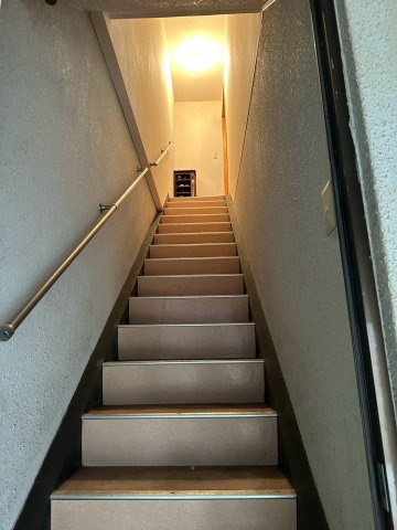 西条市大町1654-3　店舗の内装|【内装】階段