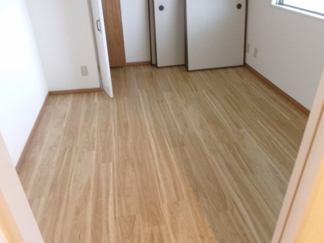 シャトー登貴和の洋室
