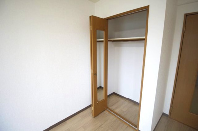 【収納】 | 萩コーポ | ※別号室の写真です。
大きな鏡付きのクローゼット♪
