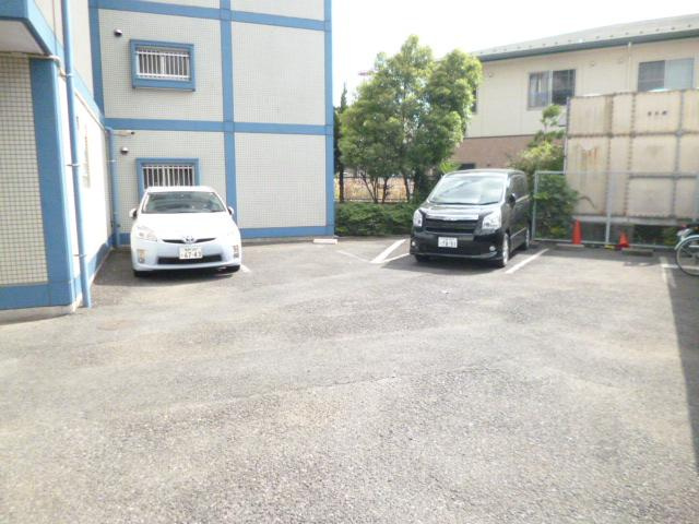 秋本マンションの駐車場