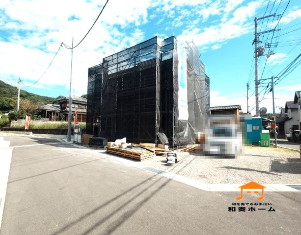 クレイドルガーデン丸亀市土器町東第２◇高い耐震性能を持つ耐震等級３を取得のお家です！の前面道路含む現地写真|外観：駐車場スペースは３台以上のゆったりとした区画です。入居者以外の出入りが少ないので駐車が苦手な方にも安心です。家族の複数台所有や来客用駐車や将来的な車の増台にも対応しやすいです。