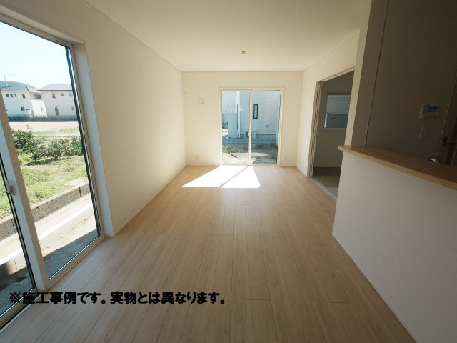 クレイドルガーデン丸亀市土器町東第２◇高い耐震性能を持つ耐震等級３を取得のお家です！の居間・リビング|リビング完成予想図：居住空間のメインである１７帖の広いリビングは家族がゆとりをもって快適な時間を過ごせます。また、家族構成やライフスタイルの変化にも柔軟に対応できます。