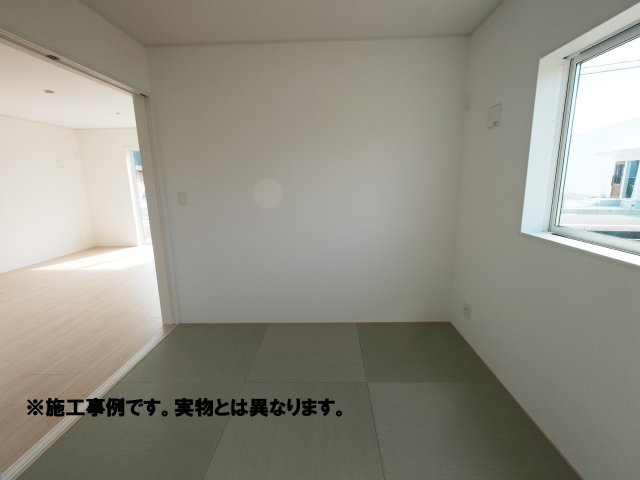クレイドルガーデン丸亀市土器町東第２◇高い耐震性能を持つ耐震等級３を取得のお家です！の和室|和室完成そのまま寝転がったり、客間として来客を案内したりできる便利な和室です。 用途を自由自在に変えられる和室は、生活に寄り添った部屋として重宝します。