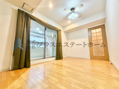 【居間・リビング】 | ワコーレルシード上沢 | LDKは10帖確保♪リビング横にバルコニーが隣接しており、大きな窓からの採光で明るい空間です♪
