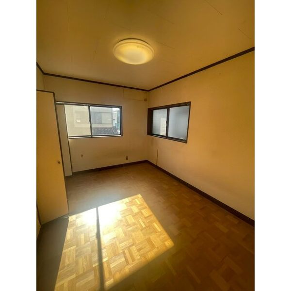 阿久比町　草木の庭付き戸建の居間・リビング